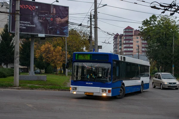 Chernivtsi Ukraine October 2020 在Chernivtsi大街上与乘客一起乘坐的Man A10 Nl222巴士 — 图库照片