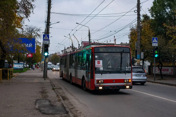 Chernivtsi Ukraine 2020 Trolleybus Skoda 15Tr 377 1018 체르니 거리에서 — 스톡 사진
