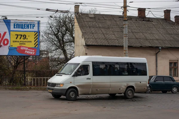 CHERNIVTSI, UKRAINE - 19 Kasım 2020. Mercedes-Benz Sprinter 312D otobüsü Chernivtsi sokaklarında yolcularla yolculuk ediyor..