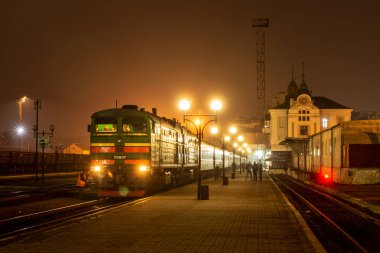 CHERNIVTSI, UKRAINE - 20 Aralık 2020. Chernivtsi 'de yolcu vagonlu 2TE10 M-2747 lokomotif.