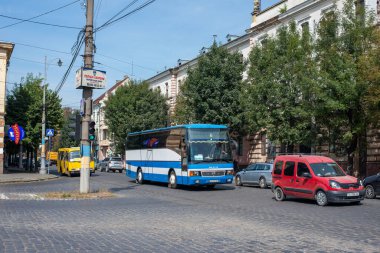 CHERNIVTSI, UKRAINE - 17 Eylül 2020. SR 280H otobüsü Chernivtsi sokaklarında yolcularla yolculuk ediyor..