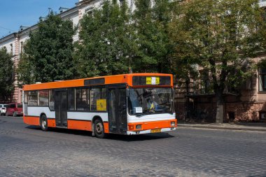 CHERNIVTSI, UKRAINE - 17 Eylül 2020. A10 NL202 numaralı otobüs Chernivtsi sokaklarında yolcularla birlikte..
