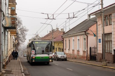 CHERNIVTSI, UKRAINE - Ocak 04, 2021. Trolleybus Skoda 21Tr # 370 (eski. Plzen # 491) Chernivtsi sokaklarında yolcularla at sürüyor..