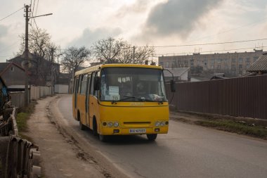 CHERNIVTSI, UKRAINE - 11 Ocak 2021. Bogdan 09202 numaralı otobüs Chernivtsi sokaklarında yolcularla birlikte..