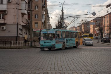 CHERNIVTSI, UKRAINE - 11 Ocak 2021. Trolleybus Skoda 14TR # 306 ve Dnipro T203 # 385 Chernivtsi sokaklarında yolcularla birlikte.