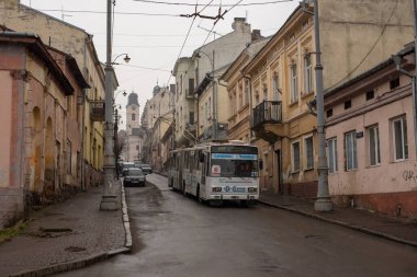 CHERNIVTSI, UKRAINE - 13 Ocak 2021. Trolleybus Skoda 15Tr # 375 (eski. Zlin # 366) Chernivtsi sokaklarında yolcularla at sürüyor..