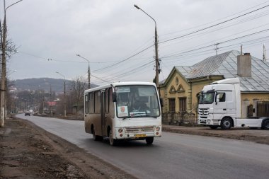 CHERNIVTSI, UKRAINE - 13 Ocak 2021. Bogdan A069 otobüsü Chernivtsi sokaklarında yolcularla yolculuk ediyor..