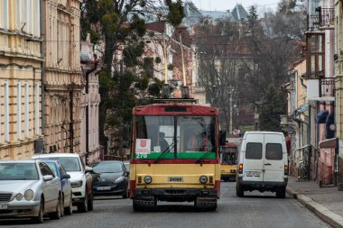 CHERNIVTSI, UKRAINE - 13 Ocak 2021. Trolleybus Skoda 14Tr # 270 Chernivtsi sokaklarında yolcularla birlikte.