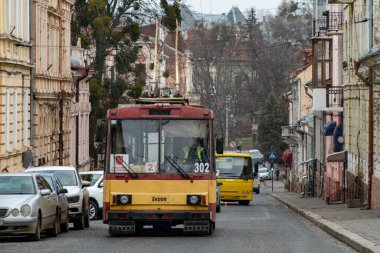 CHERNIVTSI, UKRAINE - 13 Ocak 2021. Trolleybus Skoda 14Tr # 302 Chernivtsi sokaklarında yolcularla birlikte.