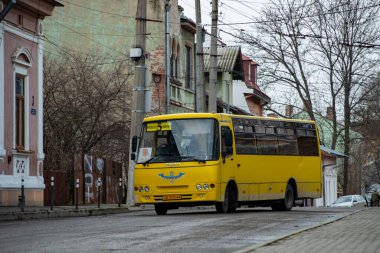 CHERNIVTSI, UKRAINE - 13 Ocak 2021. Ataman A093 otobüsü Chernivtsi sokaklarında yolcularla yolculuk ediyor..