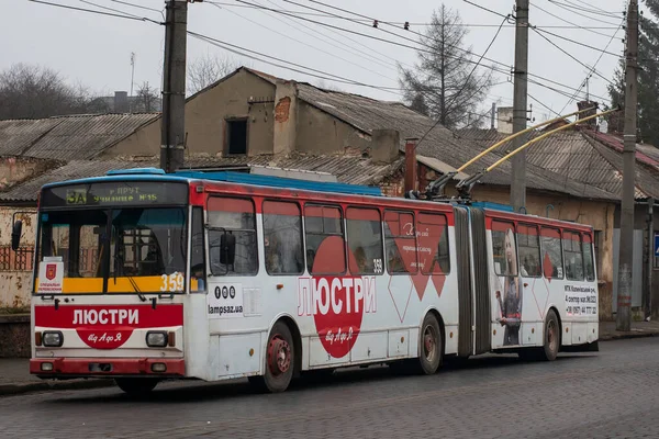 Chernivtsi Ukraine 2021年1月4日 トロリーバスシュコダ15Tr 359 Ostrva 3507 Chernivtsiの通りに乗客と一緒に乗る — ストック写真