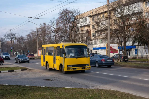CHERNIVTSI, UKRAINE - 11 Ocak 2021. Bogdan 091 otobüsü Chernivtsi sokaklarında yolcularla yolculuk ediyor..