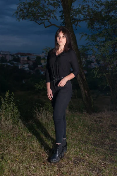 美丽的垂直肖像 在城市的背景下 一个穿着黑色衣服 身材魁梧而丰满的性感女子的形象 — 图库照片