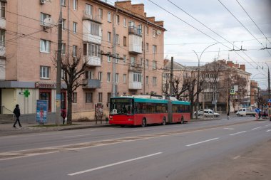 CHERNIVTSI, UKRAINE - 14 Ocak 2021. Trolleybus Hess SwissTrolley 2 # 392 (eski. Biel # 83) Chernivtsi sokaklarında yolcularla at sürüyor..