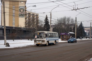 CHERNIVTSI, UKRAINE - 20 Ocak 2021. PAZ-32054 otobüsü Chernivtsi sokaklarında yolcularla yolculuk ediyor..