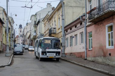 CHERNIVTSI, UKRAINE - 12 Aralık 2019. PAZ-32054 otobüsü Chernivtsi sokaklarında yolcularla yolculuk ediyor..