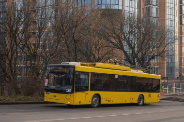 CHERNIVTSI, UKRAINE - 23 Ocak 2021. Trolleybus Dnipro T203 # 385 Chernivtsi sokaklarında yolcularla geziyor..
