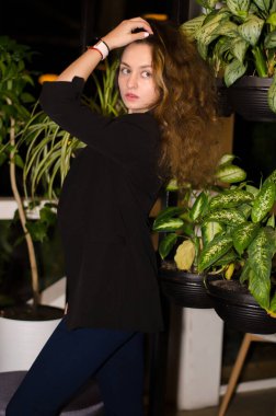 Kafede poz veren güzel kız..