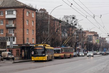 CHERNIVTSI, UKRAINE - 25 Ocak 2021. Trolleybus Dnipro T203 # 389 ve Skoda 14Tr # 310 Chernivtsi sokaklarında yolcularla birlikte.