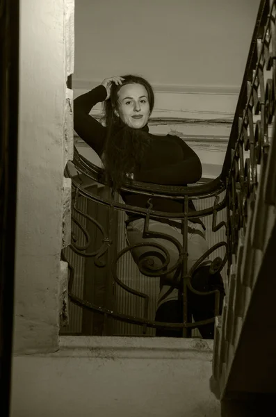 Κάθετο Πορτρέτο Ομορφιάς Ρετρό Φωτογραφία Κορίτσι Στην Είσοδο Του Σπιτιού — Φωτογραφία Αρχείου