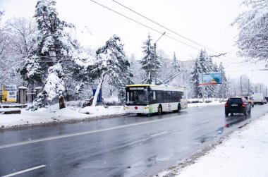 CHERNIVTSI, UKRAINE - 27 Kasım 2018. Trolleybus LAZ E183 # 349 Chernivtsi sokaklarında yolcularla birlikte. 