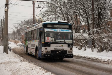 CHERNIVTSI, UKRAINE - 7 Şubat 2021. Trolleybus Den Oudsten B88 (Volvo) #352 (ex. Arnhem # 5174) Chernivtsi sokaklarında yolcularla at sürüyor.. 