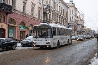 CHERNIVTSI, UKRAINE - 7 Şubat 2021. Trolleybus Skoda 14Tr # 366 (eski. Brno # 3247) Chernivtsi sokaklarında yolcularla at sürüyor.. 