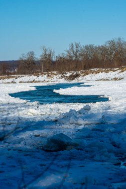 Prut nehrinin dikey fotoğrafı..