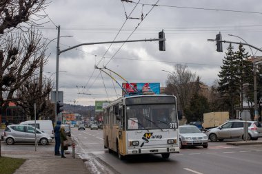 CHERNIVTSI, UKRAINE - Mart 01, 2021. Trolleybus Skoda 14Tr # 378 (eski. Kosice # 2004) Chernivtsi sokaklarında yolcularla at sürüyor. 