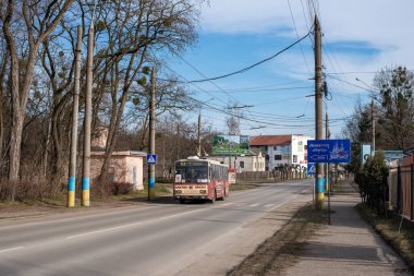CHERNIVTSI, UKRAINE - 07 Mart 2021. Trolleybus Skoda 14Tr # 365 (eski. Brno # 3246) Chernivtsi sokaklarında yolcularla at sürüyor.. 