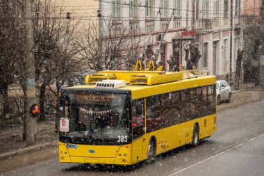 CHERNIVTSI, UKRAINE - 10 Mart 2021. Trolleybus Dnipro T203 (MAZ) # 385 Chernivtsi sokaklarında yolcularla birlikte. 
