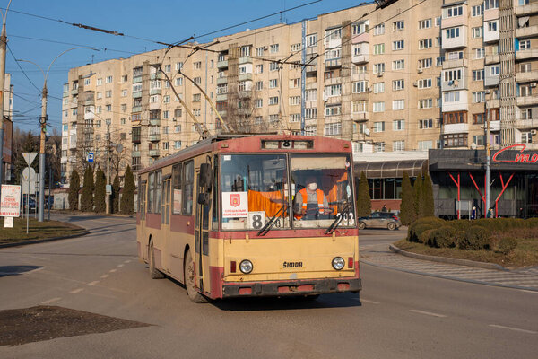 Черновцы, Украина - 11 марта 2021. trolleybus skoda 14tr # 293 езда с пассажирами на улицах Черновцов. 