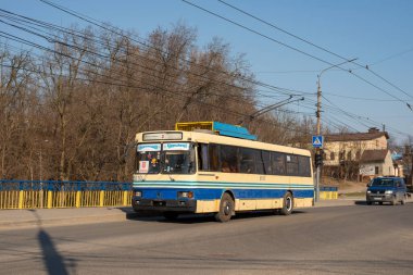 CHERNIVTSI, UKRAINE - 30 Mart 2021. Trolleybus LAZ-52522 # 2010 Chernivtsi sokaklarında yolcularla birlikte. 