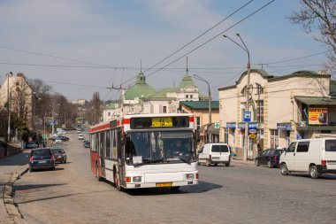 CHERNIVTSI, UKRAINE - 30 Mart 2021. A10 numaralı otobüs Chernivtsi sokaklarında yolcularla yolculuk ediyor.. 