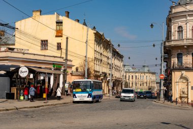 CHERNIVTSI, UKRAINE - 30 Mart 2021. ChAZ-A074 otobüsü Chernivtsi sokaklarında yolcularla yolculuk ediyor.. 