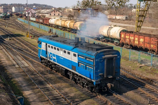 CHERNIVTSI, UKRAINE - 30 Mart 2021. Chernivtsi şehrinde Lokomotif 2TE10 M-2416.