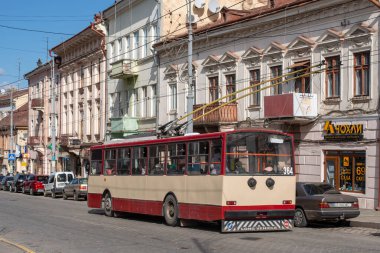 CHERNIVTSI, UKRAINE - Nisan 05, 2021. Trolleybus Skoda 14Tr #364 (ex. Brno # 3245) Chernivtsi sokaklarında yolcularla at sürüyor..