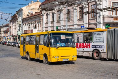 CHERNIVTSI, UKRAINE - Nisan 05, 2021. Bogdan A092 otobüsü Chernivtsi sokaklarında yolcularla yolculuk ediyor..