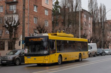 CHERNIVTSI, UKRAINE - 15 Nisan 2021. Trolleybus Dnipro T203 (MAZ) # 387 Chernivtsi sokaklarında yolcularla birlikte.