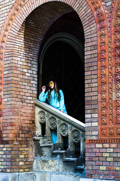 Κάθετη Προσωπογραφία Ενός Κοριτσιού Φόρεμα Στις Σκάλες Στην Αψίδα — Φωτογραφία Αρχείου