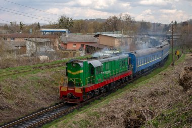 CHERNIVTSI, UKRAINE - 21 Nisan 2021. Chernivtsi şehrinde lokomotif ChME3t-6352.