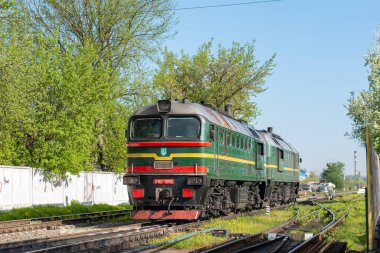 IVANO-FRANKIVSK, UKRAINE - 09 Mayıs 2021. Lokomotif 2M62-0999 İvano-Frankivsk 'te.