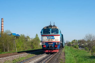 IVANO-FRANKIVSK, UKRAINE - 09 Mayıs 2021. İvano-Frankivsk 'te DPL1-001 treni ve 2M62-1114 lokomotifi.