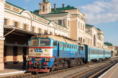 IVANO-FRANKIVSK, UKRAINE - 09 Mayıs 2021. İvano-Frankivsk 'te DPL1-003 treni ve 2M62-1113 lokomotifi.