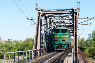 IVANO-FRANKIVSK, UKRAINE - 09 Mayıs 2021. İvano-Frankivsk 'te Lokomotif 2TE10 M-2821.