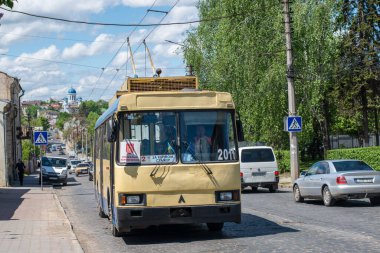 CHERNIVTSI, UKRAINE - 15 Mayıs 2021. Trolleybus LAZ-52522 # 2011 Chernivtsi sokaklarında yolcularla birlikte.