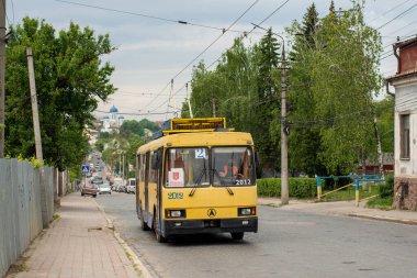 CHERNIVTSI, UKRAINE - 27 Mayıs 2021. Trolleybus LAZ-52522 # 2012 Chernivtsi sokaklarında yolcularla birlikte.