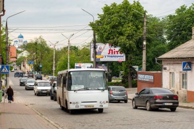 CHERNIVTSI, UKRAINE - 27 Mayıs 2021. Bogdan A092 otobüsü Chernivtsi sokaklarında yolcularla yolculuk ediyor..