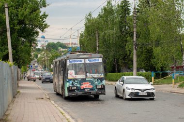 CHERNIVTSI, UKRAINE - 27 Mayıs 2021. Trolleybus Skoda 14Tr # 311 Chernivtsi sokaklarında yolcularla birlikte.