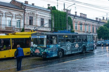 CHERNIVTSI, UKRAINE - Haziran 08, 2021. Trolleybus Skoda 14Tr # 311 Chernivtsi sokaklarında yolcularla birlikte.